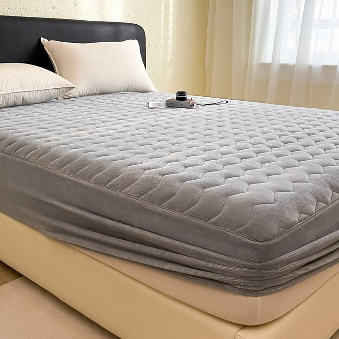 91家纺网 家纺一手货源 找家纺 法芙娜家纺 2024新款波浪纹牛奶绒夹棉床笠（控价券后价不低于128/138/148） 灰