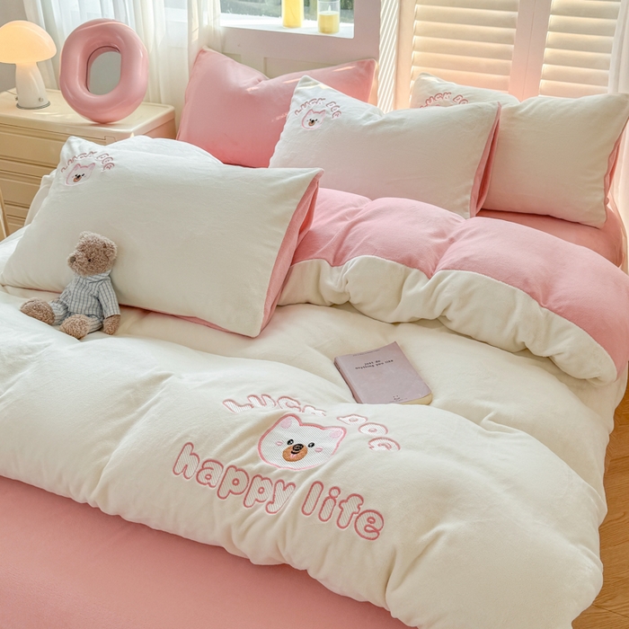 91家纺网 家纺一手货源 找家纺 梦舒羽 2025新款高克重小清新牛奶绒四件套冬季法莱绒珊瑚绒-刺绣小狗系列（风格一） 小博美-瑞雪樱花粉