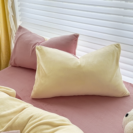 91家纺网 家纺一手货源 找家纺 （总）觅妮家纺 2025新款全消光200g简约高克重秋冬加厚双拼牛奶绒单枕套直播