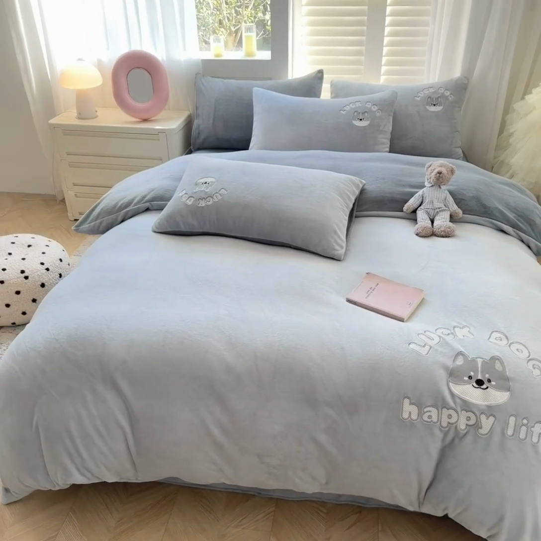 91家纺网 家纺一手货源 找家纺 梦舒羽 2025新款高克重小清新牛奶绒四件套冬季法莱绒珊瑚绒-刺绣小狗系列（风格一） 小八嘎-浅灰太空灰