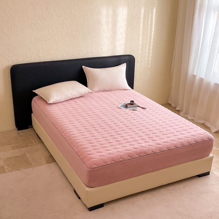 91家纺网 家纺一手货源 找家纺 法芙娜家纺 2024新款波浪纹牛奶绒夹棉床笠（控价券后价不低于128/138/148） 粉