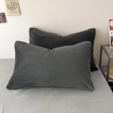 91家纺网 家纺一手货源 找家纺 （总）觅妮家纺 2025新款全消光200g简约高克重秋冬加厚双拼牛奶绒单枕套直播