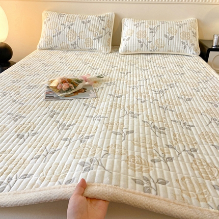 91家纺网 家纺一手货源 找家纺 莱登卡奴 24新款牛奶绒立体雕花保暖包边夹棉款床垫 床垫玫瑰黄