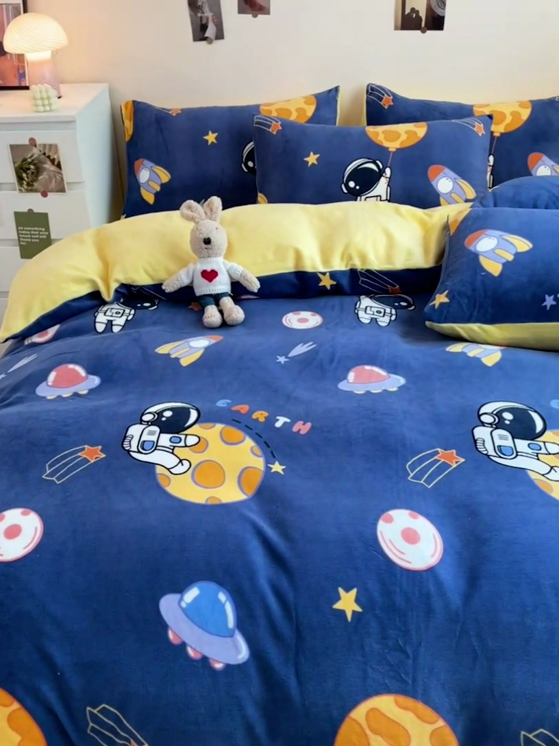 91家纺网 家纺一手货源 找家纺 西引力 2024新款加厚小清新牛奶绒四件套床单款床笠款单被套爆款 太空人