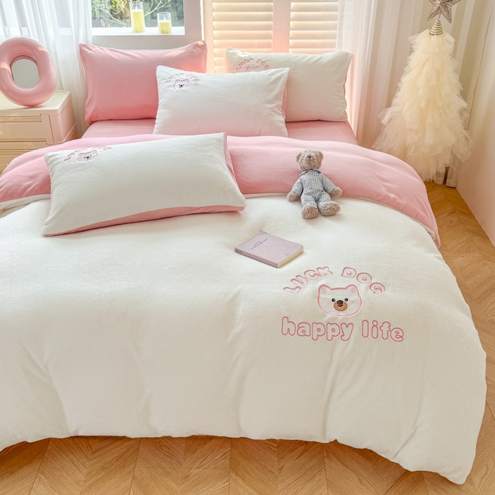 91家纺网 家纺一手货源 找家纺 梦舒羽 2025新款高克重小清新牛奶绒四件套冬季法莱绒珊瑚绒-刺绣小狗系列（风格一） 小博美-瑞雪樱花粉