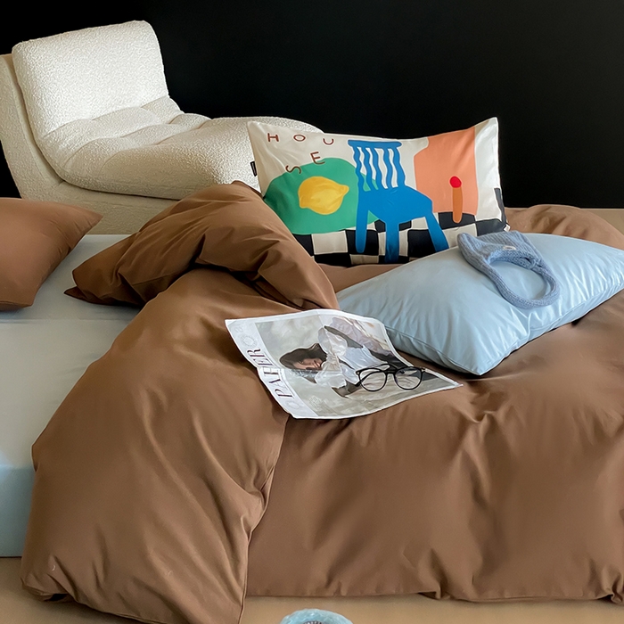 91家纺网 家纺一手货源 找家纺 圆岛家纺 2024秋冬新款纯色孟菲斯博主风时尚全棉磨毛五件套 深咖拼圣迪蓝