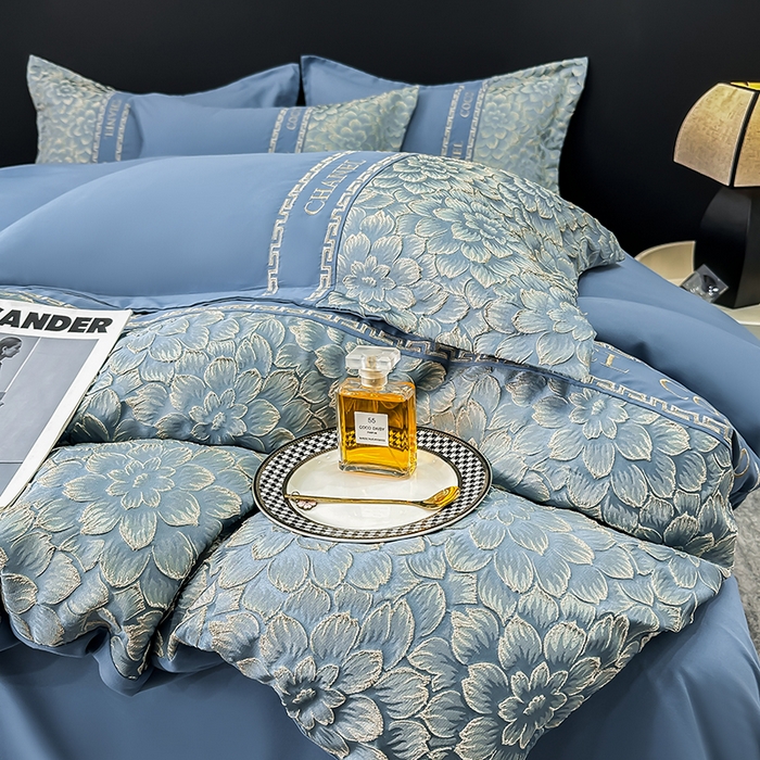 91家纺网 家纺一手货源 找家纺 宅家居 2024芙蓉并蒂-新款轻奢拼接亲肤精梳棉磨毛浮雕刺绣四件套 芙蓉并蒂-宾利蓝