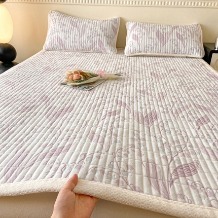91家纺网 家纺一手货源 找家纺 莱登卡奴 24新款牛奶绒立体雕花保暖包边夹棉款床垫 床垫铃兰花紫