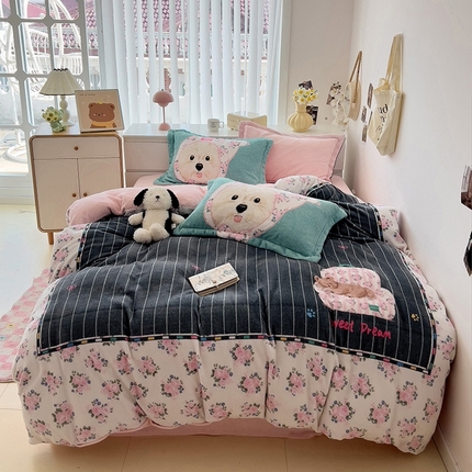 91家纺网 家纺一手货源 找家纺 富瑞阁 2024新款数码大版牛奶绒保暖四件套床盖四件套六件套三件套单品 花花小狗