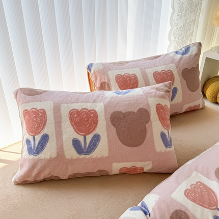 91家纺网 家纺一手货源 找家纺 （总）觅妮家纺 2025新款全消光200g高克重秋冬加厚小清新印花牛奶绒单枕套