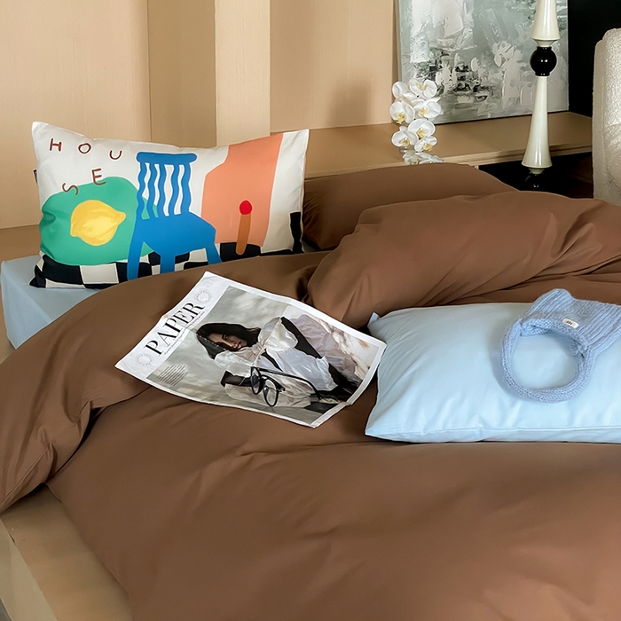 91家纺网 家纺一手货源 找家纺 圆岛家纺 2024秋冬新款纯色孟菲斯博主风时尚全棉磨毛五件套 深咖拼圣迪蓝