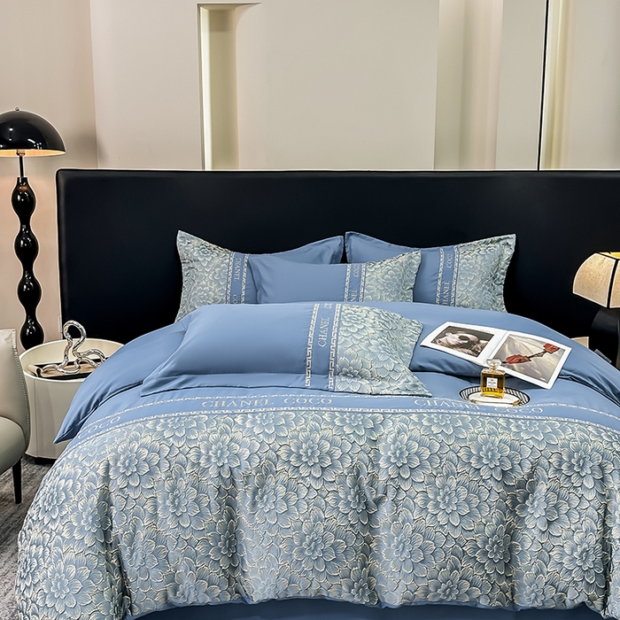 91家纺网 家纺一手货源 找家纺 宅家居 2024芙蓉并蒂-新款轻奢拼接亲肤精梳棉磨毛浮雕刺绣四件套 芙蓉并蒂-宾利蓝