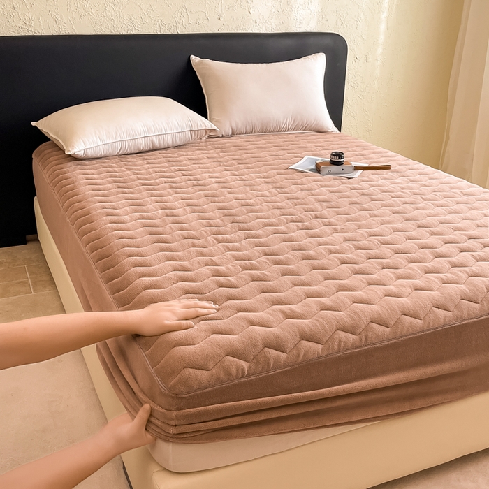 91家纺网 家纺一手货源 找家纺 法芙娜家纺 2024新款波浪纹牛奶绒夹棉床笠（控价券后价不低于128/138/148） 咖