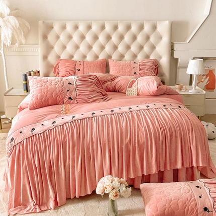 91家纺网 家纺一手货源 找家纺 （总）恋尚 2024新款宝宝绒夹棉床裙绣花四件套--叶洛莉