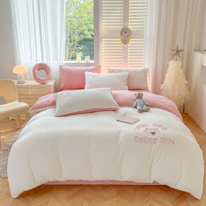 91家纺网 家纺一手货源 找家纺 梦舒羽 2025新款高克重小清新牛奶绒四件套冬季法莱绒珊瑚绒-刺绣小狗系列（风格一） 小博美-瑞雪樱花粉