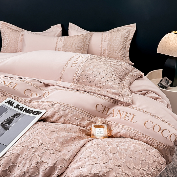 91家纺网 家纺一手货源 找家纺 宅家居 2024芙蓉并蒂-新款轻奢拼接亲肤精梳棉磨毛浮雕刺绣四件套 芙蓉并蒂-粉色