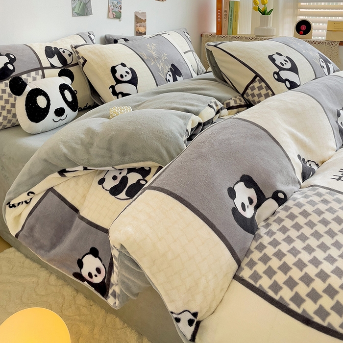 91家纺网 家纺一手货源 找家纺 西引力 2024新款加厚小清新牛奶绒四件套床单款床笠款单被套爆款 熊猫皮皮