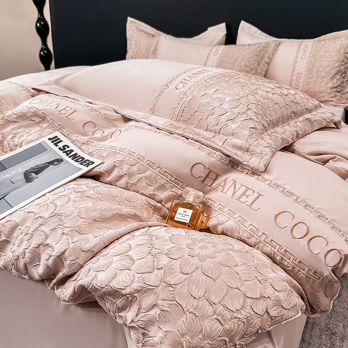 91家纺网 家纺一手货源 找家纺 宅家居 2024芙蓉并蒂-新款轻奢拼接亲肤精梳棉磨毛浮雕刺绣四件套 芙蓉并蒂-粉色