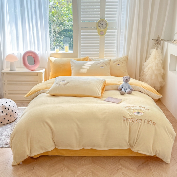 91家纺网 家纺一手货源 找家纺 梦舒羽 2025新款高克重小清新牛奶绒四件套冬季法莱绒珊瑚绒-刺绣小狗系列（风格一） 小八嘎-芝士奶油黄