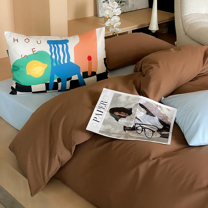 91家纺网 家纺一手货源 找家纺 圆岛家纺 2024秋冬新款纯色孟菲斯博主风时尚全棉磨毛五件套 深咖拼圣迪蓝