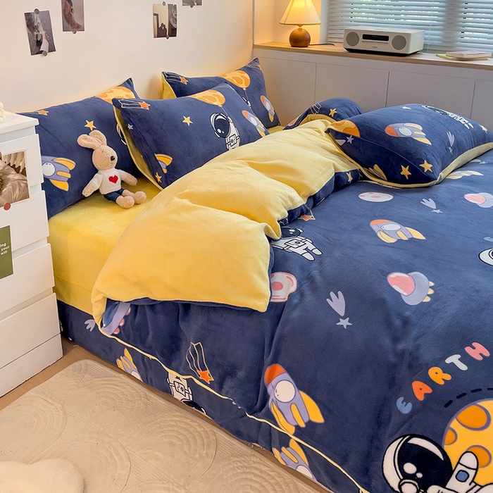 91家纺网 家纺一手货源 找家纺 西引力 2024新款加厚小清新牛奶绒四件套床单款床笠款单被套爆款 太空人