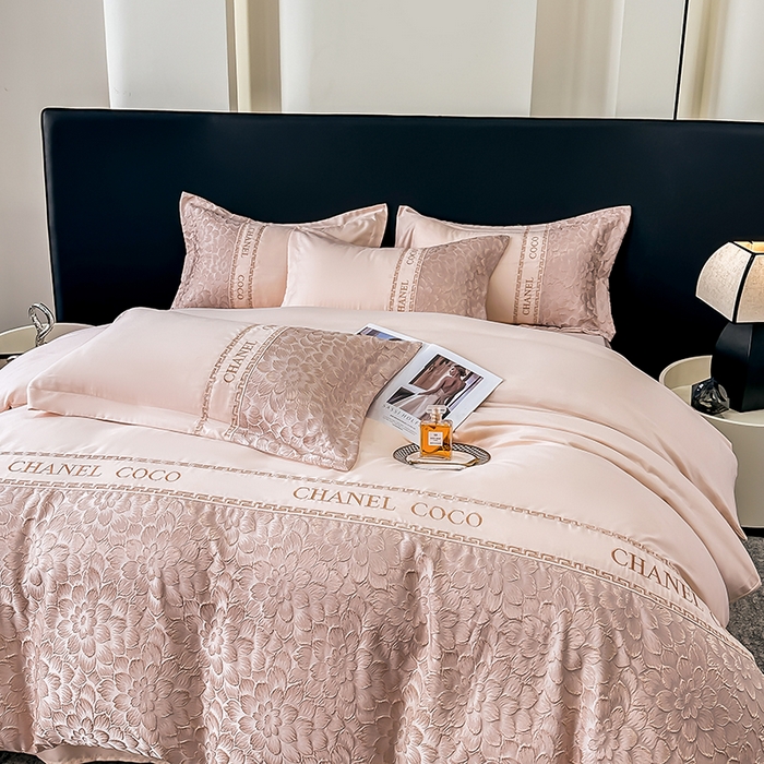 91家纺网 家纺一手货源 找家纺 宅家居 2024芙蓉并蒂-新款轻奢拼接亲肤精梳棉磨毛浮雕刺绣四件套 芙蓉并蒂-粉色