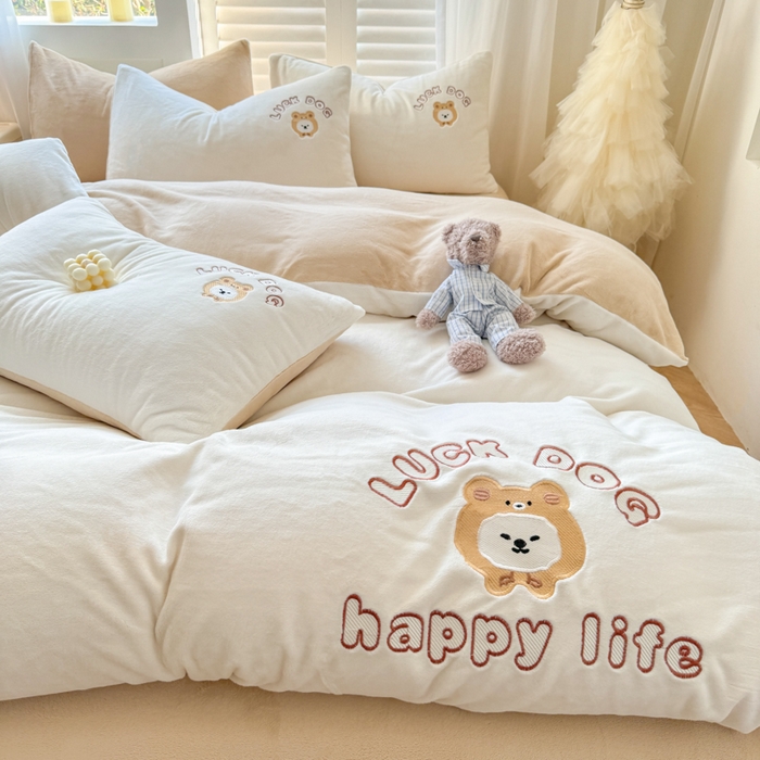 91家纺网 家纺一手货源 找家纺 梦舒羽 2025新款高克重小清新牛奶绒四件套冬季法莱绒珊瑚绒-刺绣小狗系列（风格一） 小比熊-奶白卡其咖