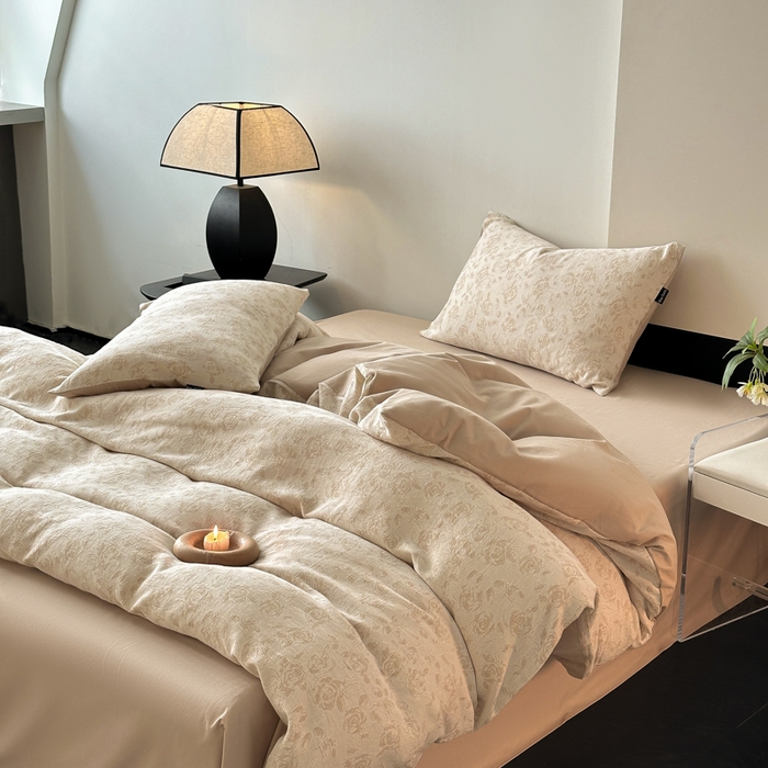 91家纺网 家纺一手货源 找家纺 典曼家纺 2024秋冬新款A类三层纱加厚磨毛大提花四件套 洛丽塔-米