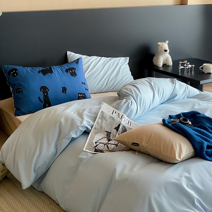 91家纺网 家纺一手货源 找家纺 圆岛家纺 2024秋冬新款纯色孟菲斯博主风时尚全棉磨毛五件套 圣迪蓝拼可可奶棕