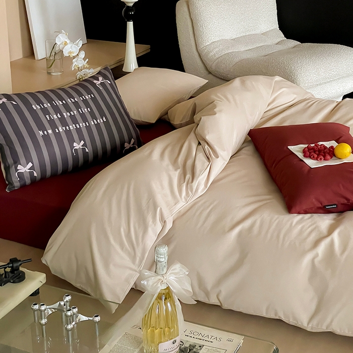 91家纺网 家纺一手货源 找家纺 圆岛家纺 2024秋冬新款纯色孟菲斯博主风时尚全棉磨毛五件套 可可奶棕拼洛可红