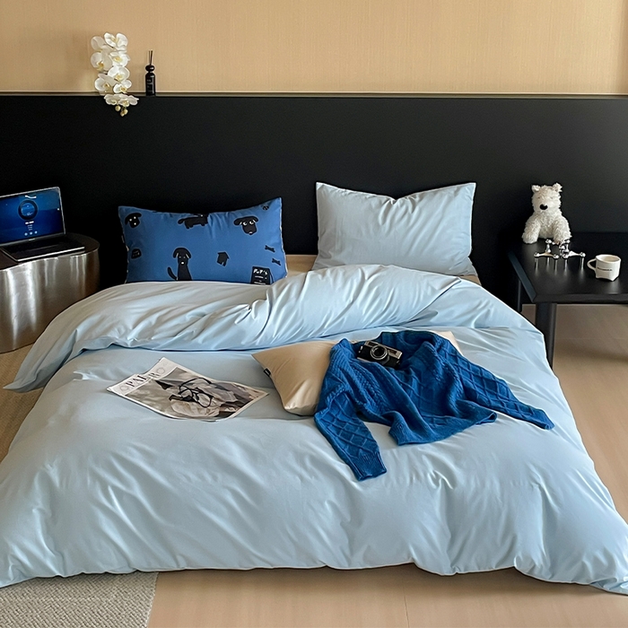 91家纺网 家纺一手货源 找家纺 圆岛家纺 2024秋冬新款纯色孟菲斯博主风时尚全棉磨毛五件套 圣迪蓝拼可可奶棕