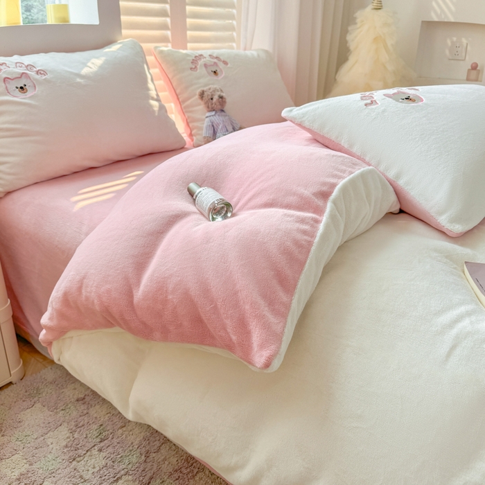 91家纺网 家纺一手货源 找家纺 梦舒羽 2025新款高克重小清新牛奶绒四件套冬季法莱绒珊瑚绒-刺绣小狗系列（风格一） 小博美-瑞雪樱花粉