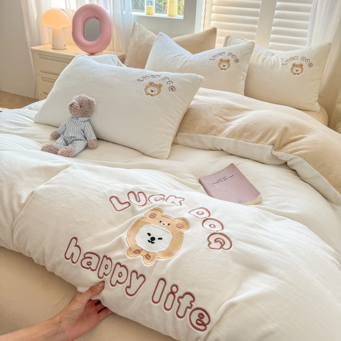 91家纺网 家纺一手货源 找家纺 梦舒羽 2025新款高克重小清新牛奶绒四件套冬季法莱绒珊瑚绒-刺绣小狗系列（风格一） 小比熊-奶白卡其咖