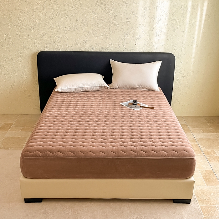 91家纺网 家纺一手货源 找家纺 法芙娜家纺 2024新款波浪纹牛奶绒夹棉床笠（控价券后价不低于128/138/148） 咖