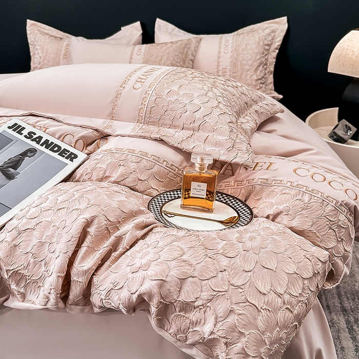 91家纺网 家纺一手货源 找家纺 宅家居 2024芙蓉并蒂-新款轻奢拼接亲肤精梳棉磨毛浮雕刺绣四件套 芙蓉并蒂-粉色