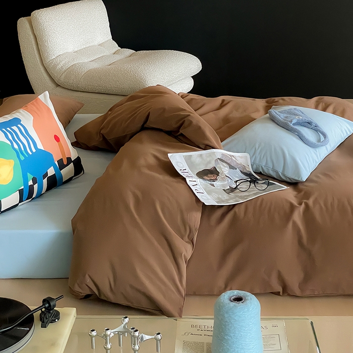 91家纺网 家纺一手货源 找家纺 圆岛家纺 2024秋冬新款纯色孟菲斯博主风时尚全棉磨毛五件套 深咖拼圣迪蓝