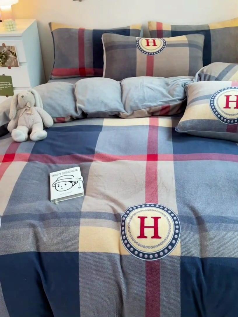 91家纺网 家纺一手货源 找家纺 西引力 2024新款加厚小清新牛奶绒四件套床单款床笠款单被套爆款 洛可