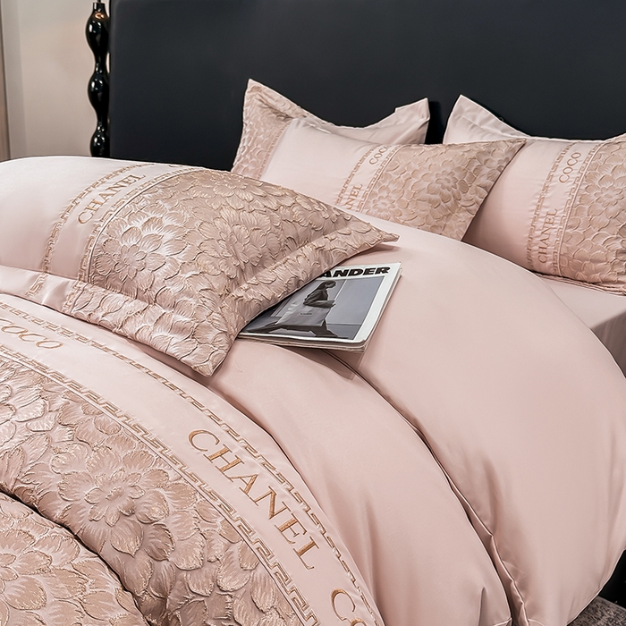 91家纺网 家纺一手货源 找家纺 宅家居 2024芙蓉并蒂-新款轻奢拼接亲肤精梳棉磨毛浮雕刺绣四件套 芙蓉并蒂-粉色