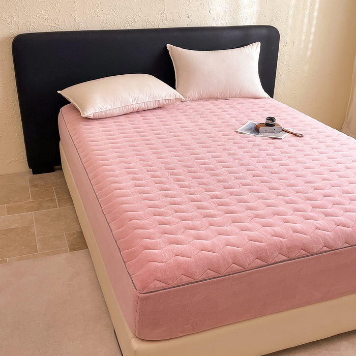 91家纺网 家纺一手货源 找家纺 法芙娜家纺 2024新款波浪纹牛奶绒夹棉床笠（控价券后价不低于128/138/148） 粉