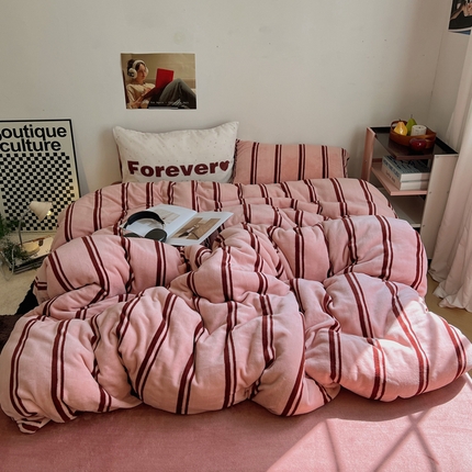 91家纺网 家纺一手货源 找家纺 桃喜 2024新款牛奶绒条纹系列四件套 栗子粉条纹（绒）