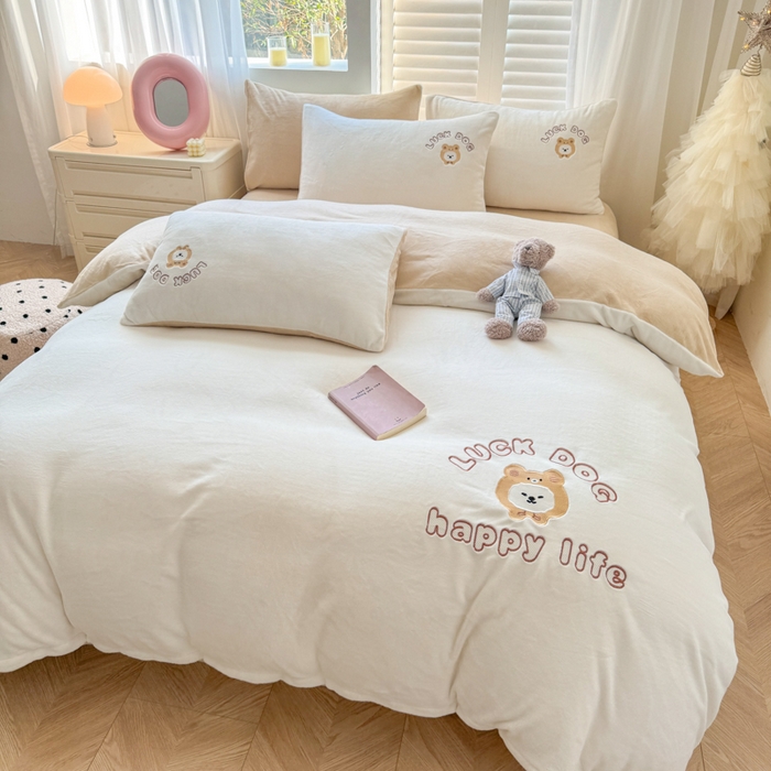 91家纺网 家纺一手货源 找家纺 梦舒羽 2025新款高克重小清新牛奶绒四件套冬季法莱绒珊瑚绒-刺绣小狗系列（风格一） 小比熊-奶白卡其咖