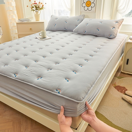 91家纺网 家纺一手货源 找家纺 迪梦思家纺 2024新款A类亲肤原棉刺绣床笠床垫保护套--彩虹系列 彩虹-银灰