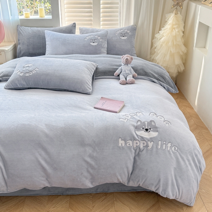 91家纺网 家纺一手货源 找家纺 梦舒羽 2025新款高克重小清新牛奶绒四件套冬季法莱绒珊瑚绒-刺绣小狗系列（风格一） 小八嘎-浅灰太空灰