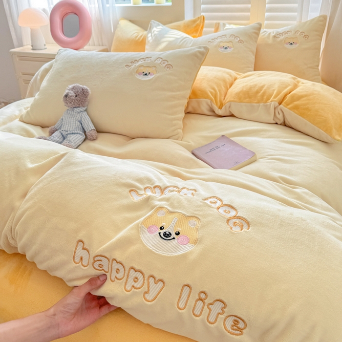 91家纺网 家纺一手货源 找家纺 梦舒羽 2025新款高克重小清新牛奶绒四件套冬季法莱绒珊瑚绒-刺绣小狗系列（风格一） 小八嘎-芝士奶油黄