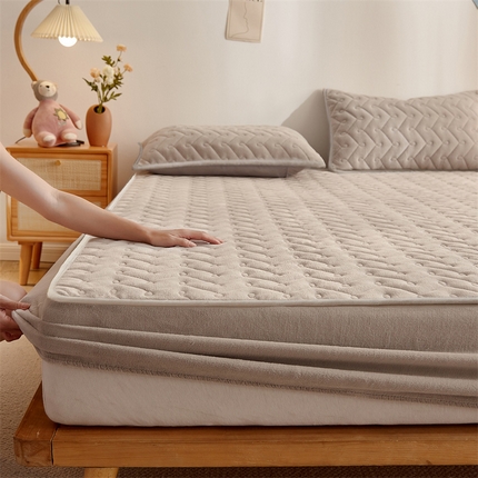 91家纺网 家纺一手货源 找家纺 （总）布卢姆床垫 2025新款牛奶绒抗菌夹棉床笠--南枝系列