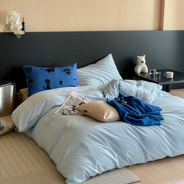 91家纺网 家纺一手货源 找家纺 圆岛家纺 2024秋冬新款纯色孟菲斯博主风时尚全棉磨毛五件套 圣迪蓝拼可可奶棕