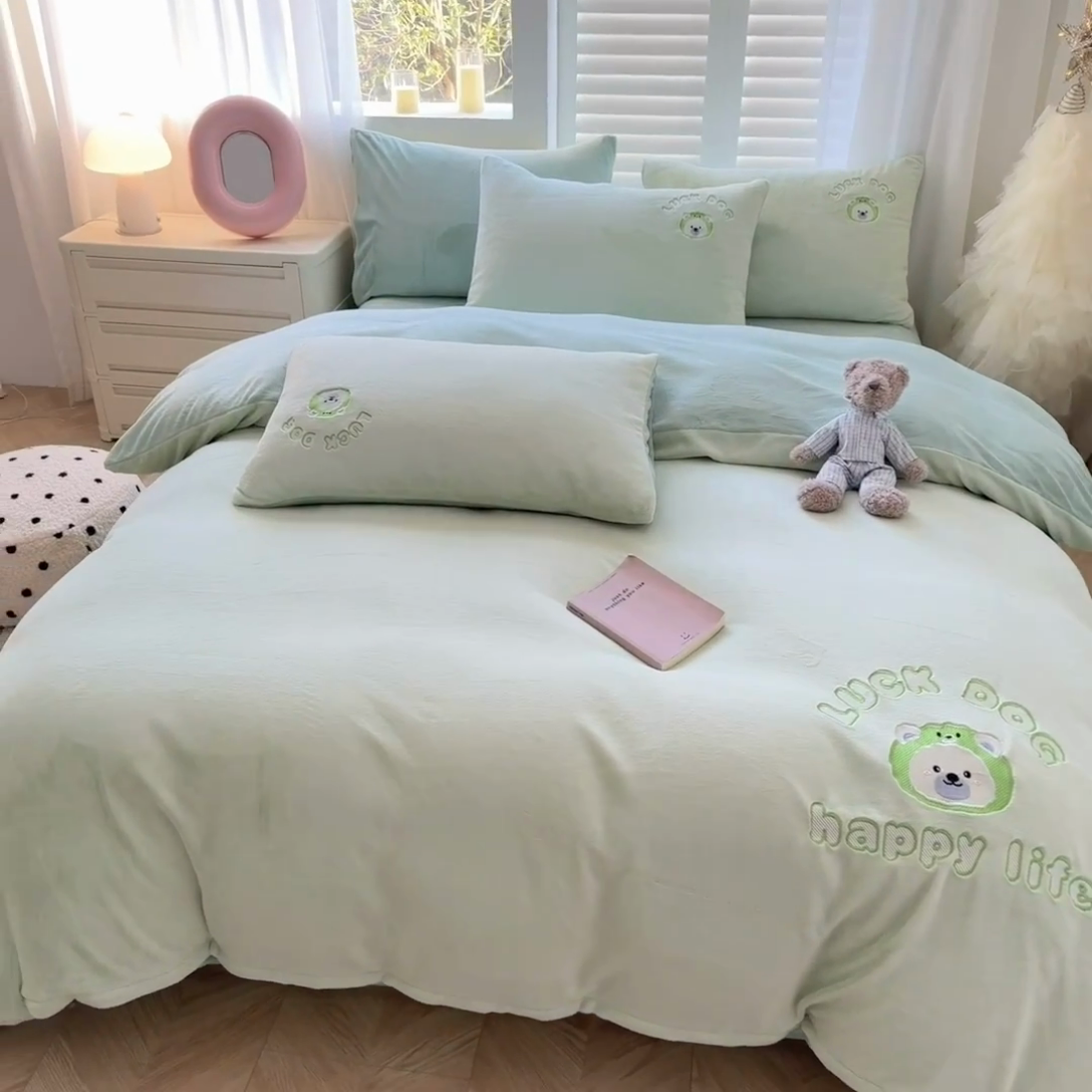 91家纺网 家纺一手货源 找家纺 梦舒羽 2025新款高克重小清新牛奶绒四件套冬季法莱绒珊瑚绒-刺绣小狗系列（风格一） 小萨摩-青提香草绿