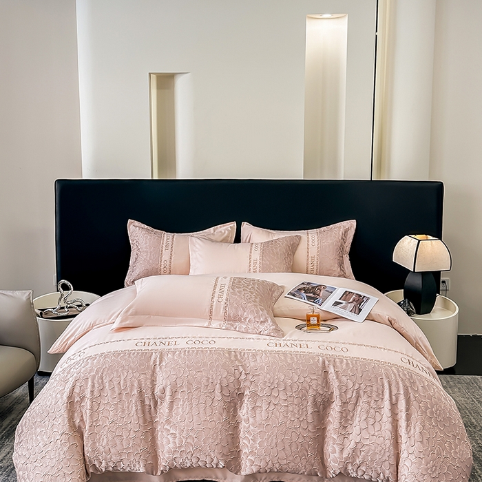 91家纺网 家纺一手货源 找家纺 宅家居 2024芙蓉并蒂-新款轻奢拼接亲肤精梳棉磨毛浮雕刺绣四件套 芙蓉并蒂-粉色