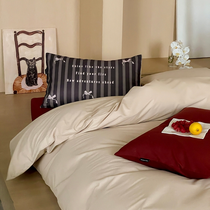 91家纺网 家纺一手货源 找家纺 圆岛家纺 2024秋冬新款纯色孟菲斯博主风时尚全棉磨毛五件套 可可奶棕拼洛可红