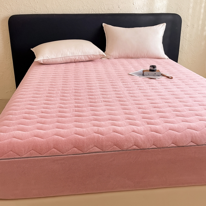 91家纺网 家纺一手货源 找家纺 法芙娜家纺 2024新款波浪纹牛奶绒夹棉床笠（控价券后价不低于128/138/148） 粉